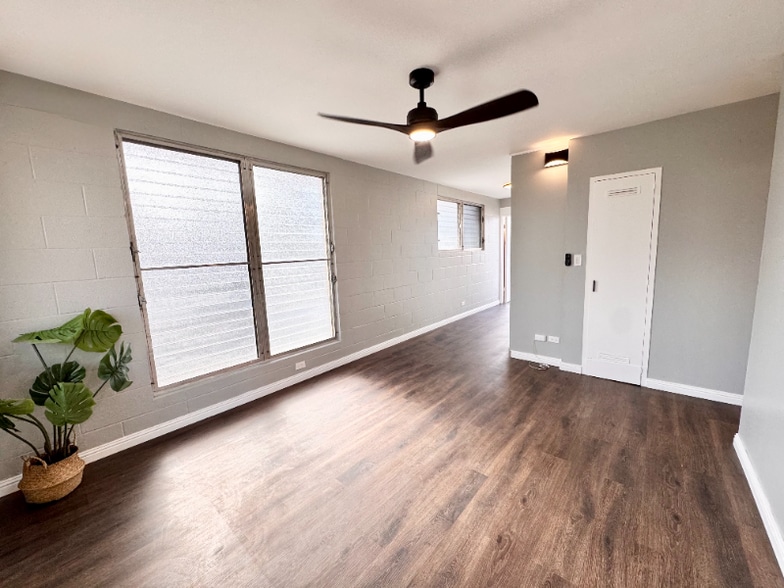 Building Photo - 722 University Ave