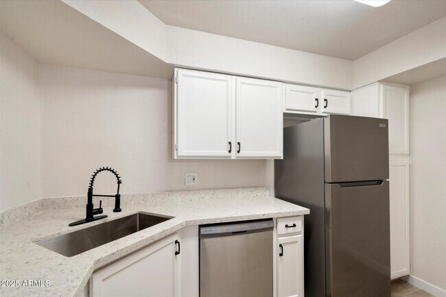 Building Photo - 8787 E Mountain View Rd