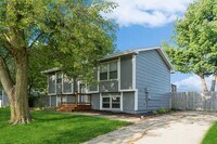 Building Photo - QUIET NEIGHBORHOOD!!  3 Bedroom, 1.5 Bath Home in Norwalk