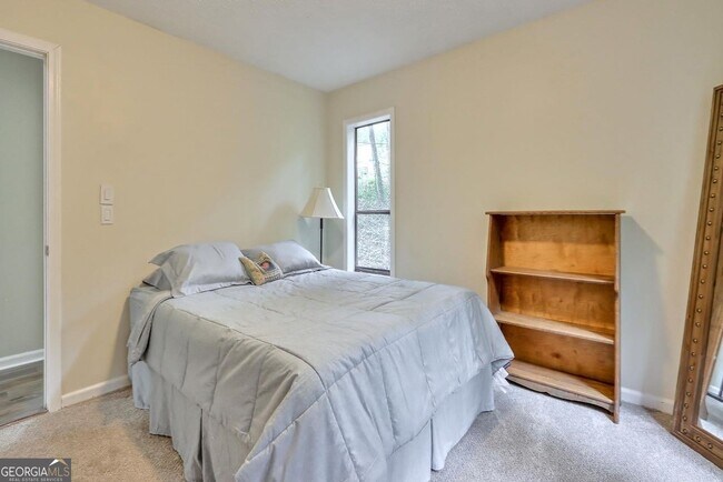 Building Photo - 428 Riverlake Ct