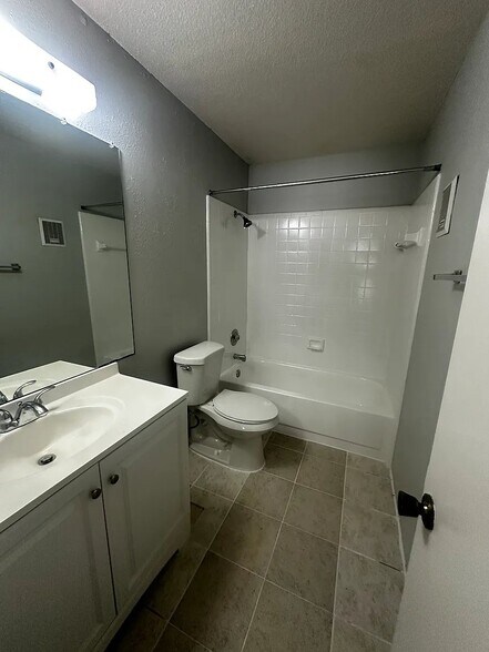 Building Photo - 9797 Leawood Blvd