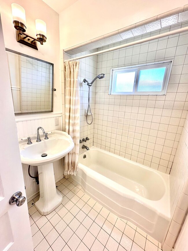 Building Photo - Coastal charm -2bd 1ba - blocks from Hermo...