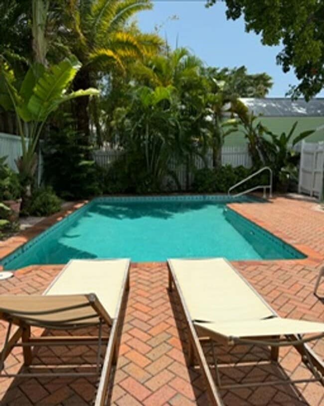 Building Photo - Old Town Cottage Ready for Move In!