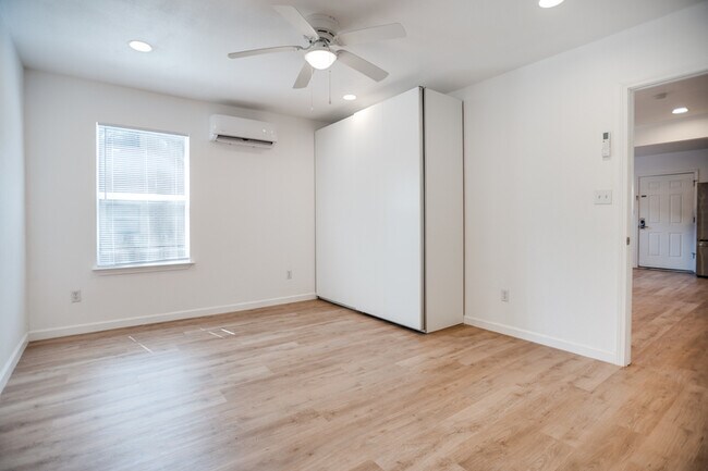 Building Photo - 905 W Abram St