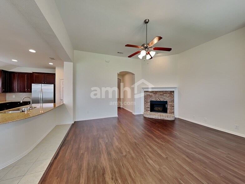 Building Photo - 313 Hawthorn Dr