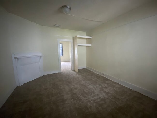 Building Photo - One Bedroom - Great Location