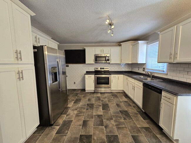 Building Photo - 6172 Lakeway Dr