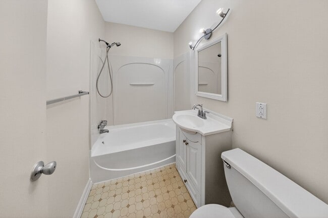 Building Photo - 3364 Hewitt Ave