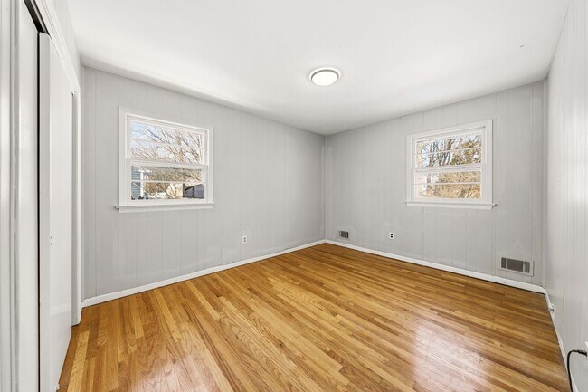 Building Photo - Huge House With Oversized Bedrooms!