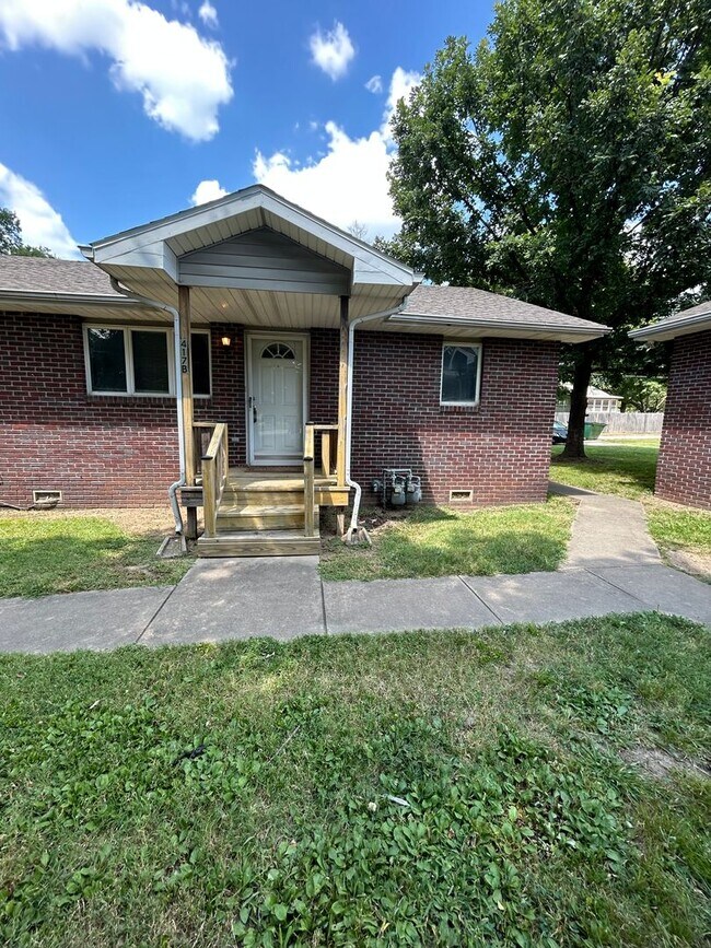 Primary Photo - 417 E Jefferson St