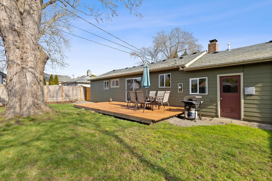 Building Photo - 4775 SW Beech Dr