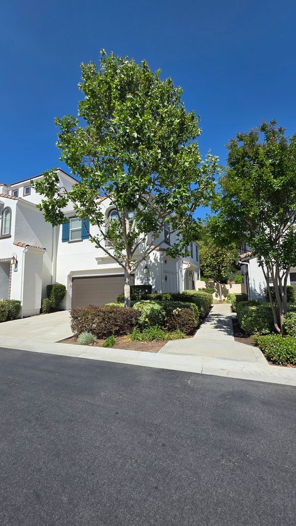 Building Photo - GORGEOUS TOWNHOME IN THE HEART OF SOUTH TEMECULA!