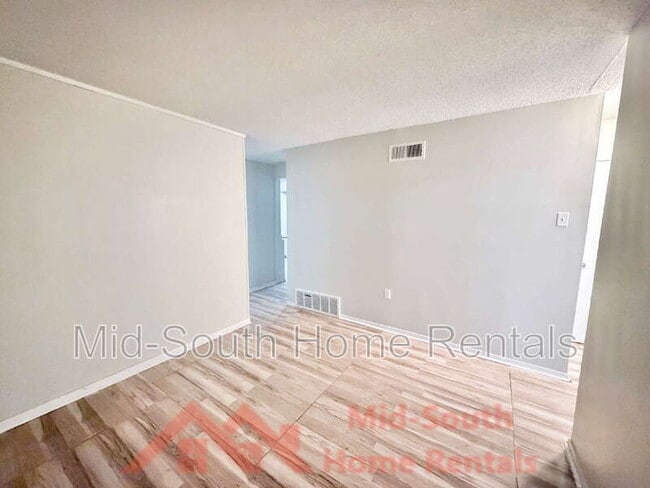 Building Photo - 642 Safari Dr