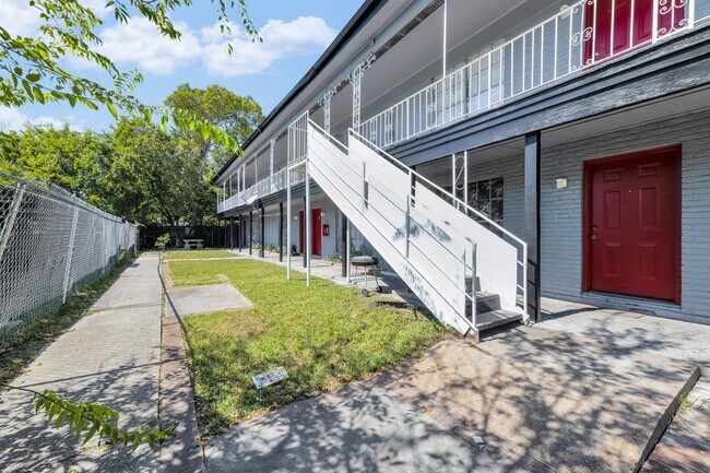 Building Photo - COMMING SOON!!!!*HOUSING WELCOME / SECTION 8 ACCEPTED*