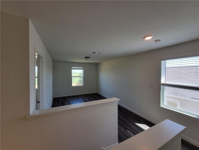 Building Photo - 421 Wren Ln