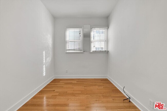 Building Photo - 858 1/2 S Gramercy Pl