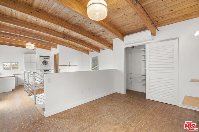Building Photo - 2230 Oros St