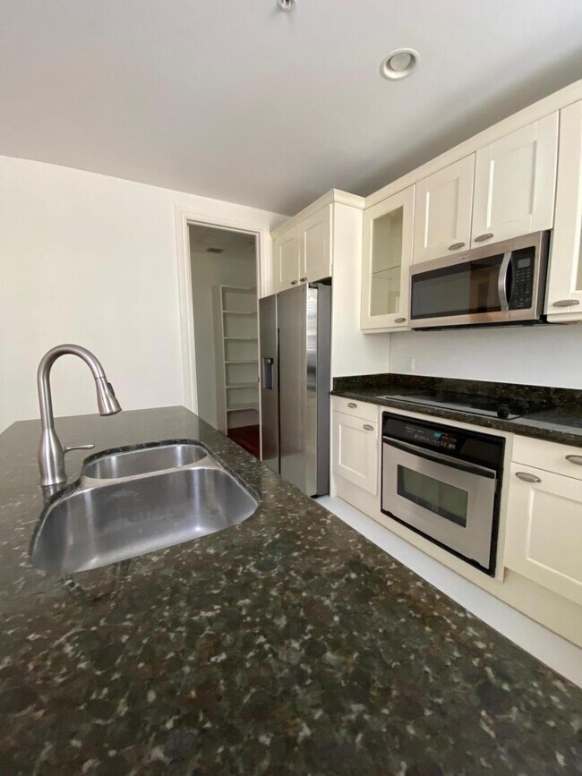 Building Photo - 319 Flamingo Dr