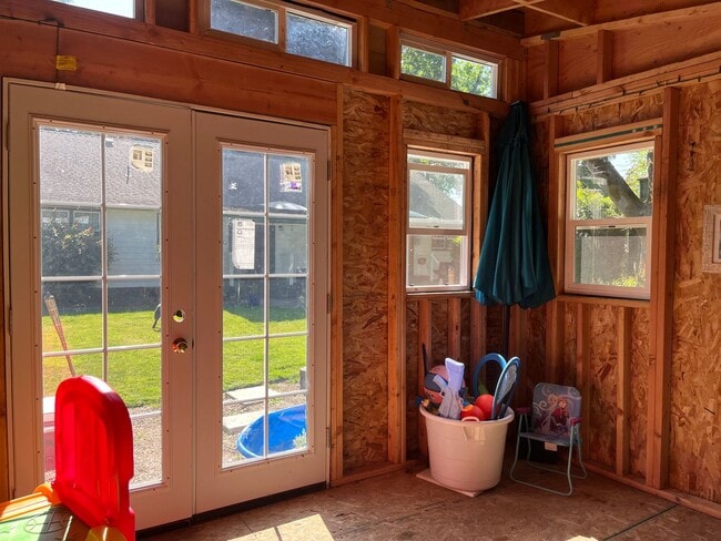 Building Photo - Beautiful custom 3 bedroom 2 bath house in...