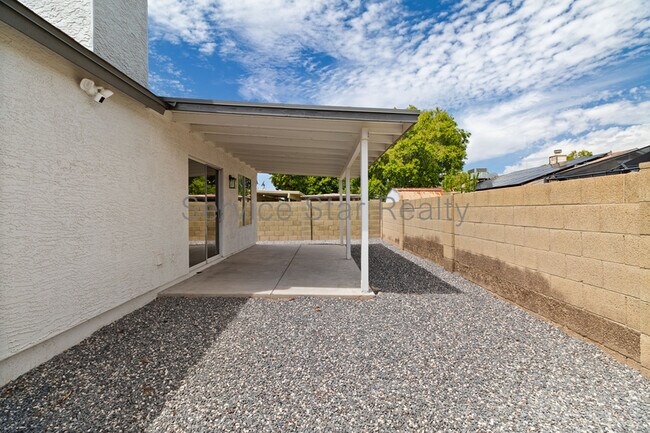 Building Photo - 1408 E Carson Rd