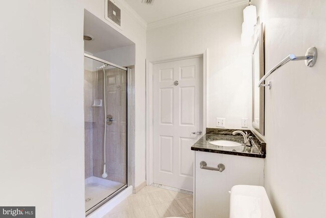 Building Photo - 1860 Stratford Park Pl