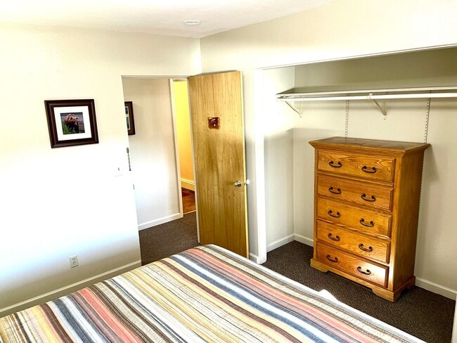 Building Photo - Downtown Furnished Two Bed Unit in Duplex-...