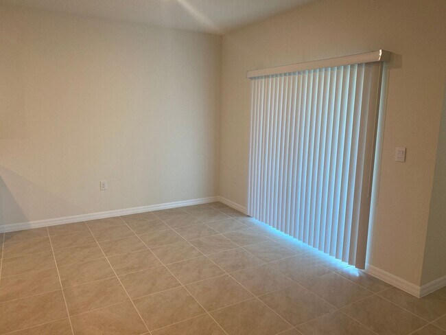 Building Photo - 4 Bedroom 2 Bath home in Oak Leaf Preserve...
