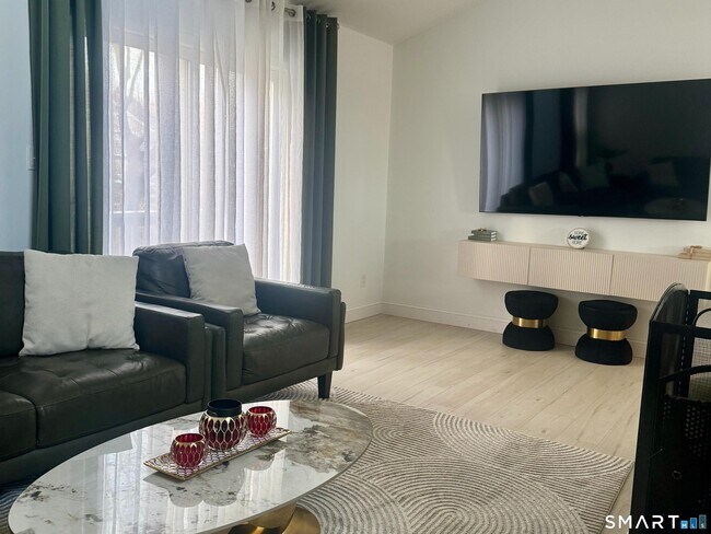 Building Photo - 10 Glenview Dr