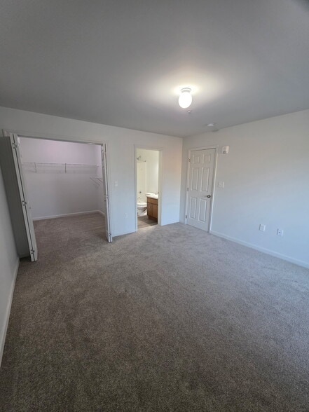 Building Photo - 5050 Seven Pine Cir