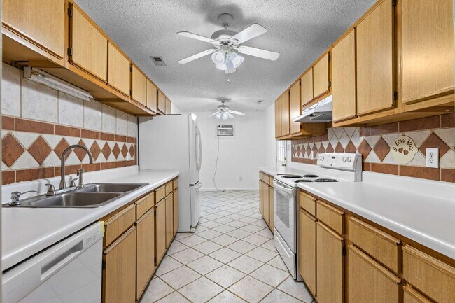 Building Photo - 314 Pebble Ln