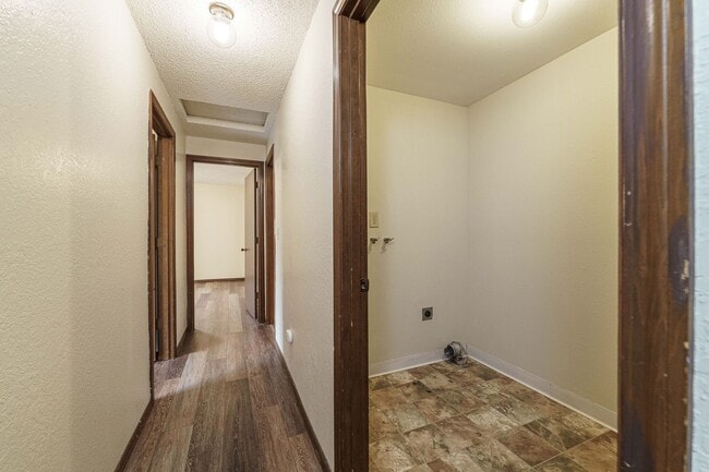 Building Photo - 2 Bedroom 2 Bath with single car garage