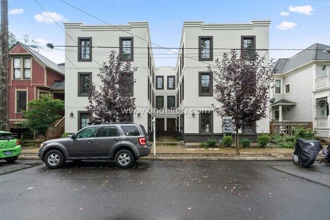 Building Photo - Modern Three-Story Townhouse in Hosford-Ab...