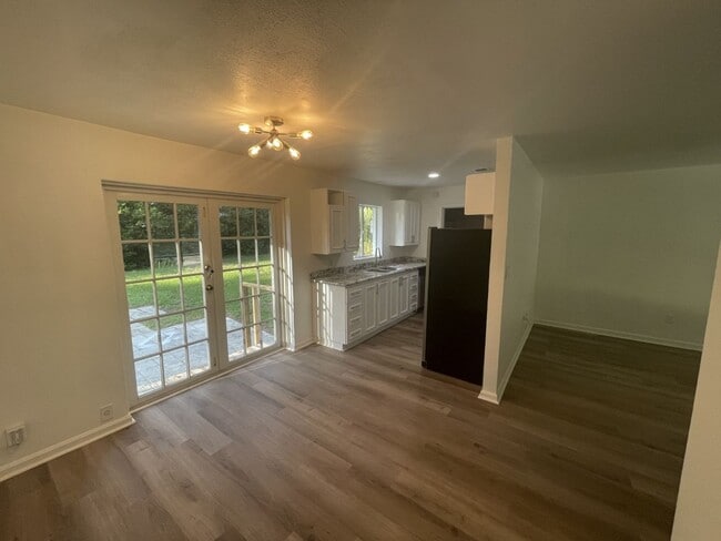 Building Photo - Close to Campus - Sub-Lease