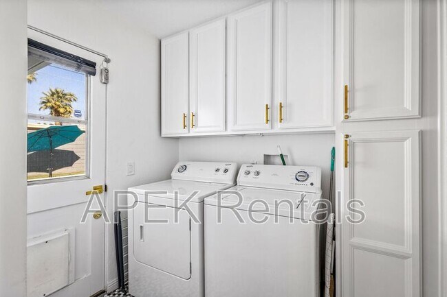 Building Photo - 980 N Buttonwillow Cir