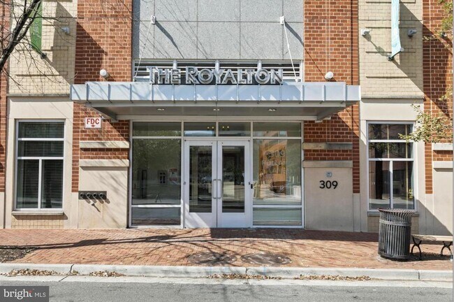 Building Photo - 309 Holland Ln