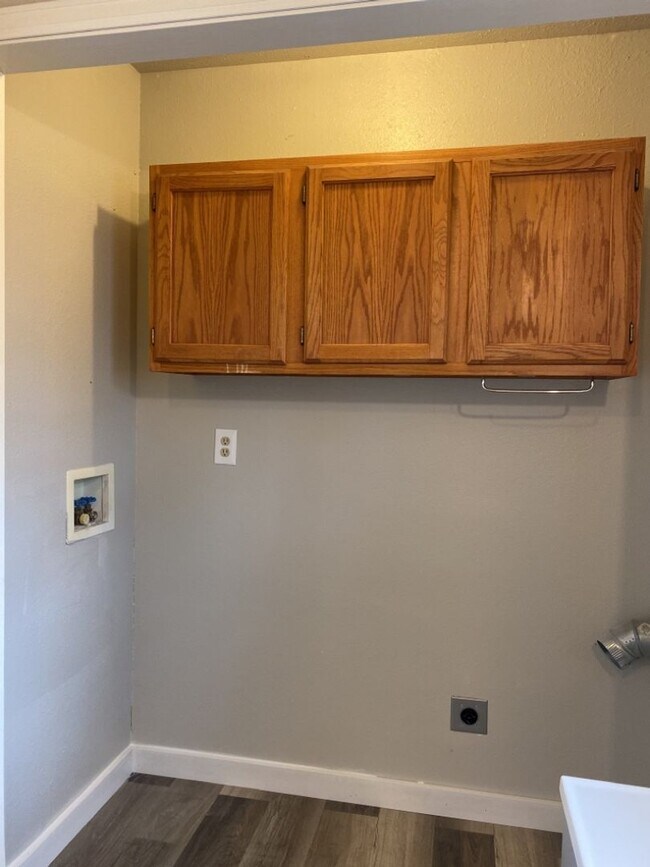 Building Photo - 2 Bedroom 2 Bath Townhome w/ large 2 car garage - Freshly remodeled - Available Now