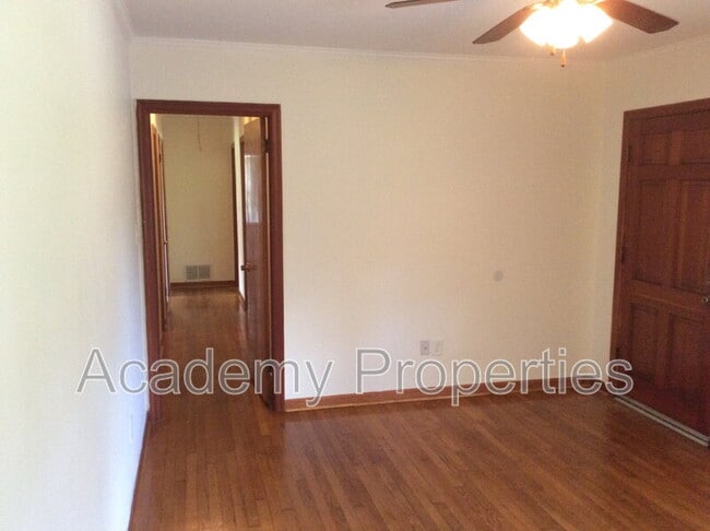 Building Photo - 208 Ball St