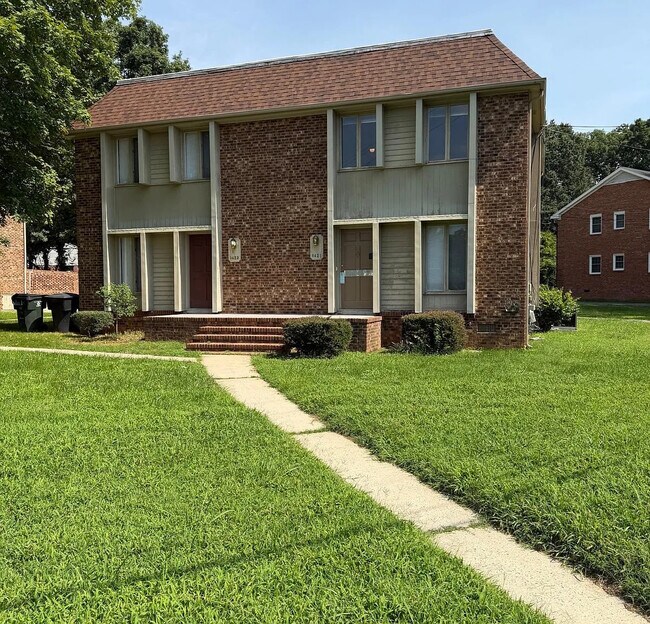 Building Photo - 1421 W Front St