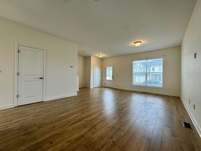 Building Photo - Modern 4 BR | 2.5 BA Townhome with Garage ...