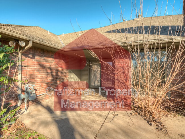 Building Photo - 2704 Silvertree Dr