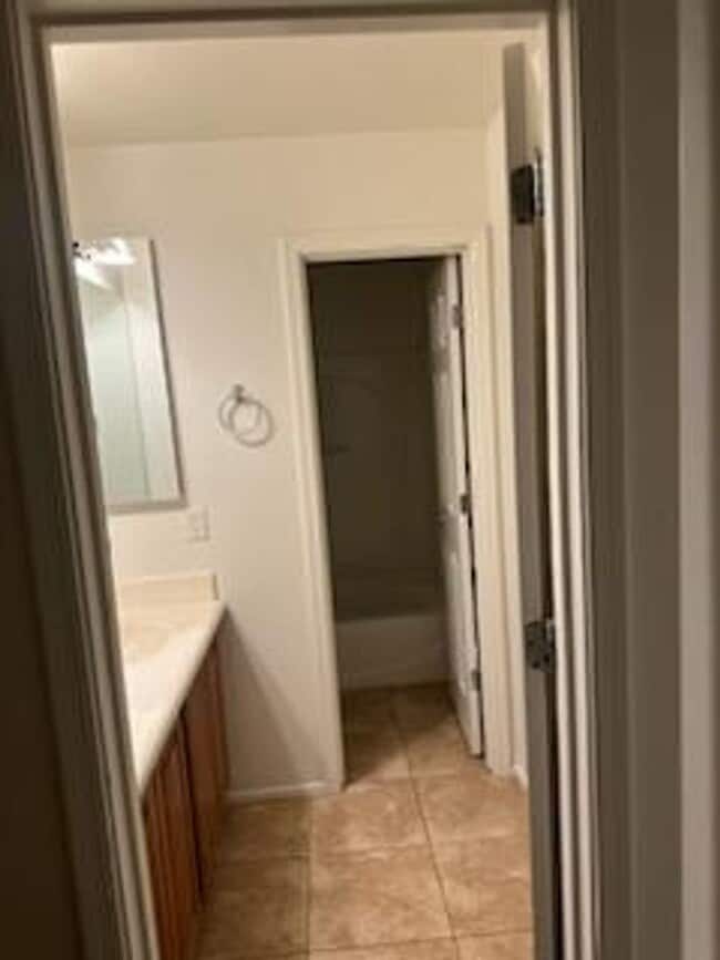 Building Photo - Great 4 bed 2.5 home near community pool!