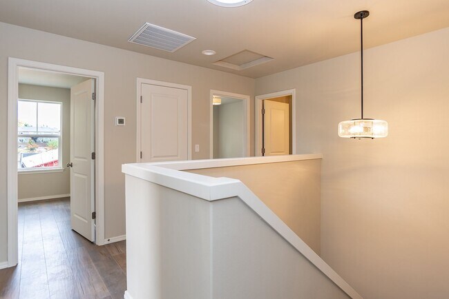 Building Photo - End-Unit Townhome in Desirable Midtown Neighborhood