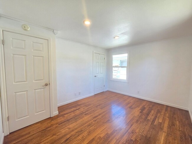 Building Photo - 5621 N Hemlock St