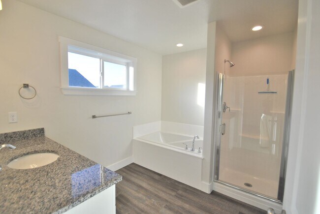 Building Photo - North Logan Townhome