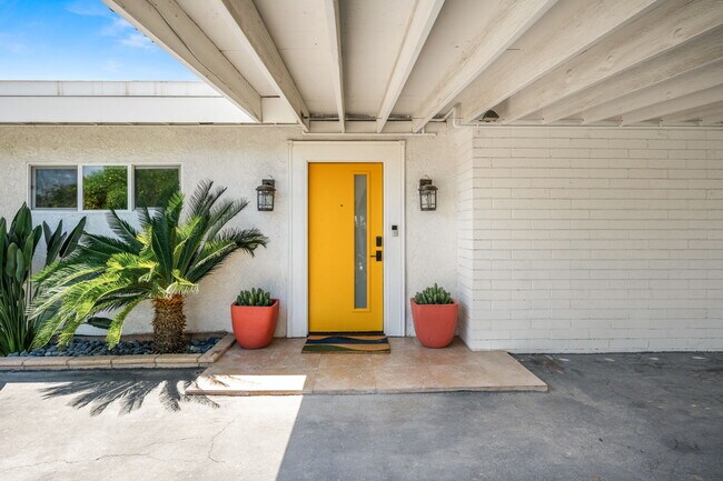 Primary Photo - 43795 Acacia Dr