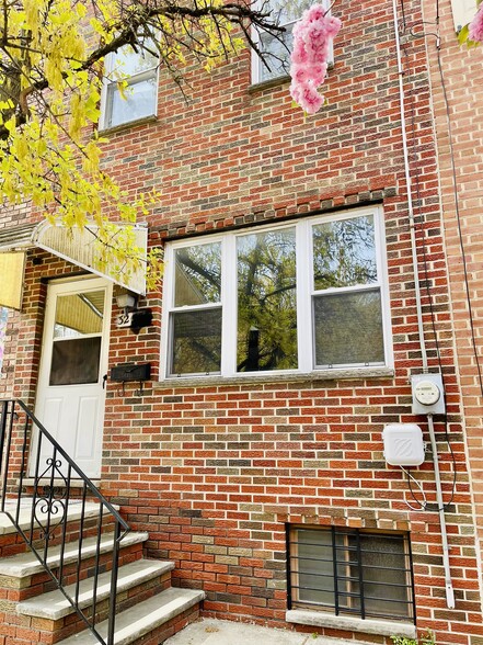 Building Photo - 3258 E Thompson St