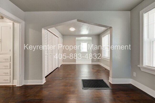 Building Photo - N Gatewood Ave Duplex