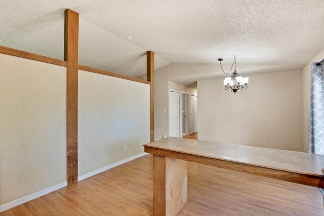 Building Photo - 3020 Avondale Dr
