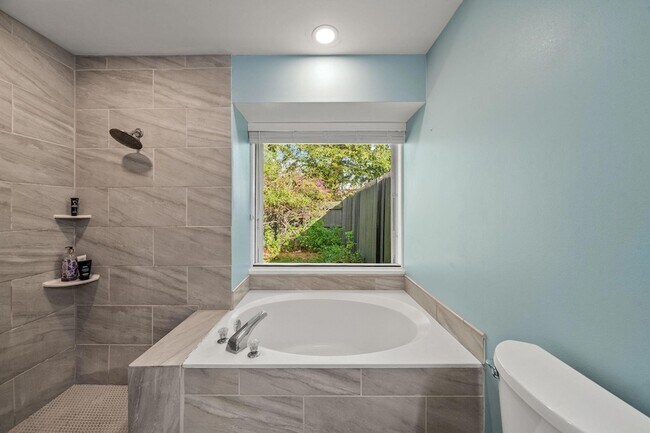 Building Photo - 465 Goldenwood Way