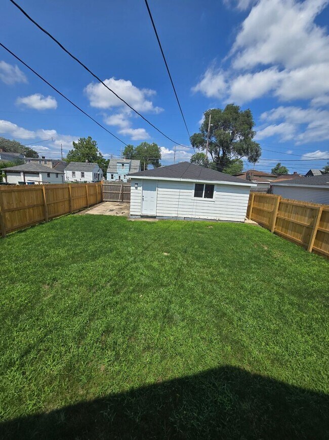 Building Photo - Updated 2 Bedroom Ranch